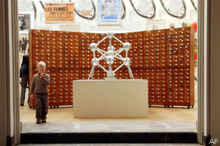 Errichtet-wurde-das-Atomium-nach-den-Plaenen-des-1917-geborenen-belgischen-Ingenieurs-Andr-Waterkeyn-Der-Legende-nach-habe-er-mit-Stricknadeln-und-Gummibaellen-aus-dem-Supermarkt-das-erste-Modell-gebastelt