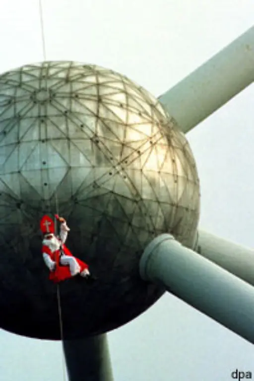 Das-erste-Lifting-erhielt-das-Atomium-zu-seinem-40-Geburtstag