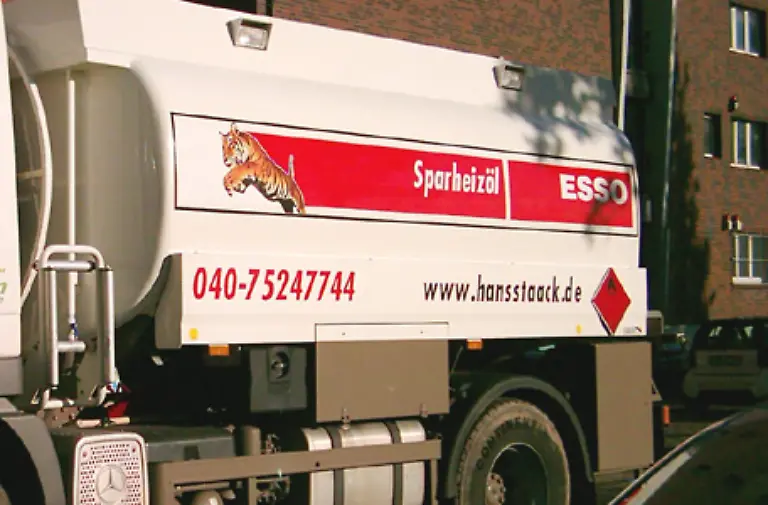 Mit-dem-Slogan-Pack-den-Tiger-in-den-Tank-verarbeitete-das-Mineraloelunternehmen-Esso-die-Eigenschaften-des-Tieres-in-seiner-Werbung