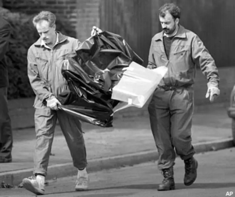 Diese-Taten-seien-kriminalistisch-geradezu-perfekt-ausgefuehrt-worden-schreibt-der-Publizist-Butz-Peters-Verfasser-mehrerer-Buecher-zur-Geschichte-der-RAF-Im-Bild-Kriminalbeamte-sichern-Spuren-nach-dem-Rohwedder-Mord
