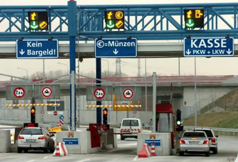 Wer-von-einem-Ufer-zum-anderen-moechte-muss-bezahlen-Die-Warnowquerung-ist-die-erste-mautpflichtige-privatwirtschaftlich-betriebene-Fahrstrecke-Deutschlands-im-Durchgangsverkehr