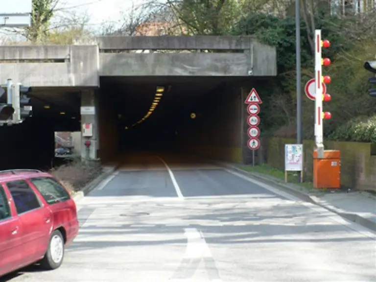 Alt-aber-sicher-und-gaenzlich-mautfrei-ist-der-Heidelberger-Schlossbergtunnel-Einziges-Manko-des-Veterans-von-1968-Der-Verkehr-fliesst-nur-durch-eine-Roehre-Pannenbuchten-gibt-es-nicht-Deshalb-gab-es-im-Test-Abstriche-fuer-das-Tunnelsystem
