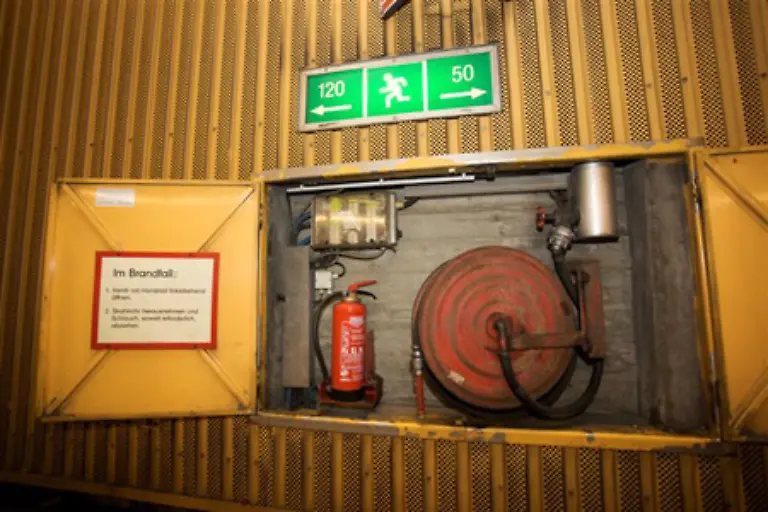 Auf-der-800-Meter-langen-Strecke-finden-sich-alle-60-Meter-Notausgaenge-Ausserdem-lobten-die-Tester-die-moderne-Videoueberwachung-und-das-gute-Zusammenspiel-von-Betreibern-und-Einsatzkraeften