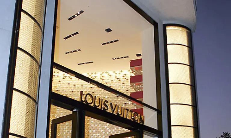 Platz-19-Louis-Vuitton-Als-Teil-des-Konzerns-LVHM-ist-das-Mode-Label-Zugpferd-Nummer-Eins-Neben-den-bekannten-Handtaschen-und-Koffern-werden-noch-Uhren-Schmuck-und-Accessoires-verkauft-Markenwert-25-7-Mrd-Dollar-Veraenderung-13