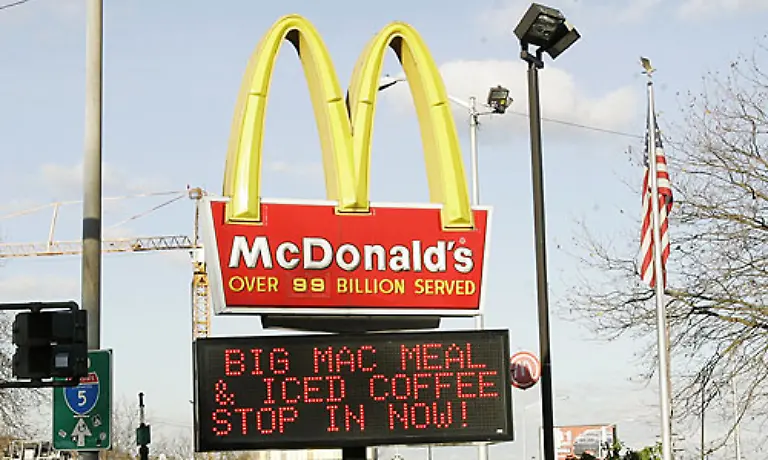 Platz-8-McDonald-s-Fast-Food-ist-zwar-nicht-mehr-neu-verkauft-sich-aber-immer-noch-sehr-gut-Nur-wenige-Unternehmen-haben-weltweit-eine-derartige-Praesenz-vorzuweisen-31-000-Restaurants-in-100-Laendern-Markenwert-49-5-Mrd-Dollar-Veraenderung-49