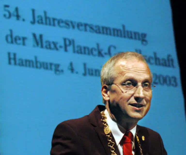 Max-Planck-verkoerpert-das-Ideal-des-erfolgreichen-Forscherpioniers-der-zunaechst-aus-reinem-Erkenntnisinteresse-geleitet-die-Grenzen-des-bestehenden-Wissens-ueberwand-und-neue-Wege-in-der-Forschung-aufzeigte-sagt-der-Chef-der-Max-Planck-Gesellschaft-Peter-Gruss
