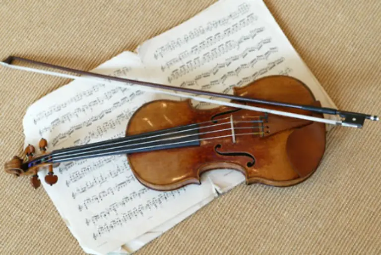 Schilys-Mutter-Elisabeth-ist-die-Tochter-des-Leiters-der-Koeniglich-Preussischen-Porzellanmanufaktur-in-Berlin-Ihre-Leidenschaft-fuer-die-Musik-gibt-die-Violinistin-und-Klavierspielerin-an-ihren-Sohn-weiter-Schily-spielt-mehrere-Instrumente