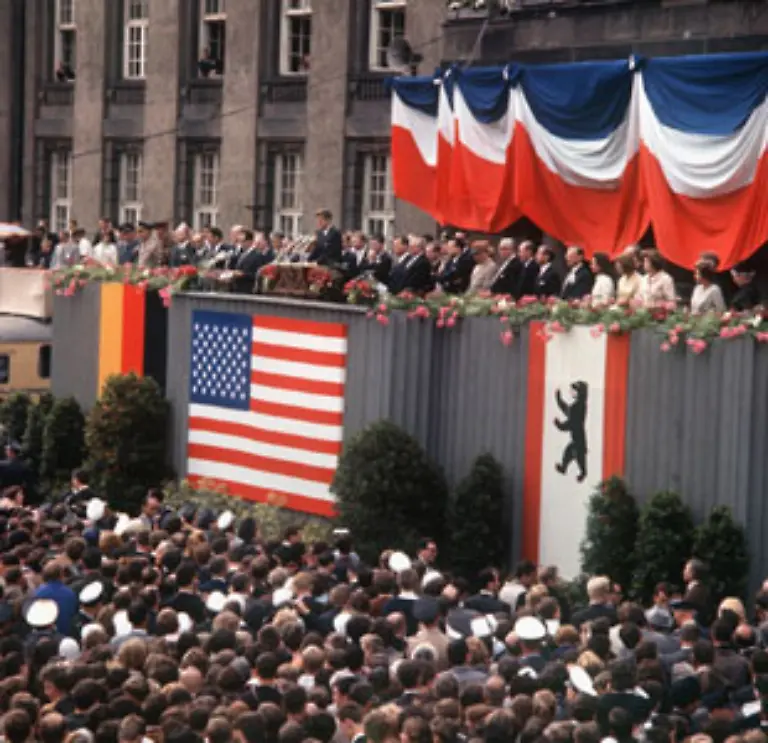 Ein-Jahr-spaeter-in-dem-der-damalige-US-Praesident-John-F-Kennedy-seine-beruehmten-Worte-Ich-bin-ein-Berliner-spricht-eroeffnet-Schily-in-Berlin-eine-Anwaltskanzlei