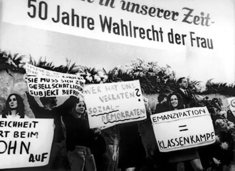 Ueber-seine-Freundin-Christine-Hellwag-die-Mitglied-im-Sozialistischen-Deutschen-Studentenbund-SDS-ist-bekommt-Schily-Kontakt-zum-linken-Spektrum-Schily-und-Hellwag-heiraten-Aus-der-Ehe-die-wenig-spaeter-geschieden-werden-soll-geht-eine-Tochter-hervor