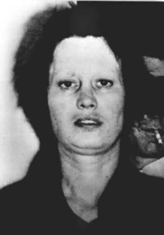 Bei-der-Beisetzung-von-Ulrike-Meinhof-die-sich-am-9-Mai-1976-in-ihrer-Zelle-erhaengt-hatte-gehoert-Schily-zu-den-Grabrednern