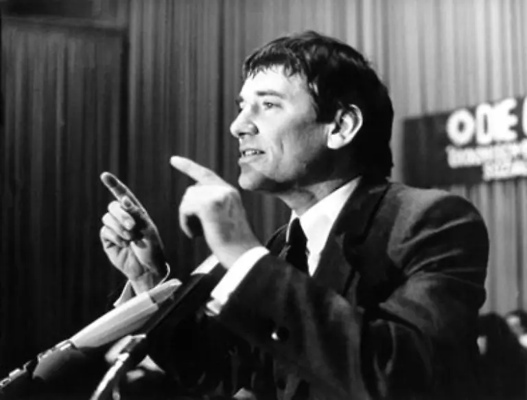 1983-zieht-er-fuer-die-Partei-in-den-Bundestag-ein-Wegen-des-damals-bei-den-Gruenen-noch-geltenden-Rotationsprinzips-scheidet-er-1986-vorlaeufig-wieder-aus-dem-Parlament-aus-kehrt-1987-jedoch-zurueck