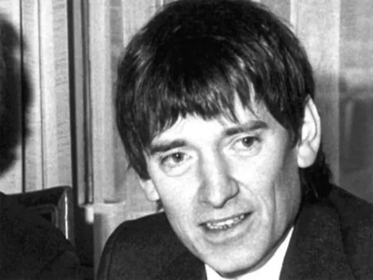 Das-Rotationsprinzip-sorgt-auch-dafuer-dass-Schily-sein-nach-der-Wahl-1983-uebernommenes-Amt-als-Mitglied-des-Sprecherrats-der-Gruenen-Fraktion-ein-Jahr-spaeter-wieder-abgeben-muss