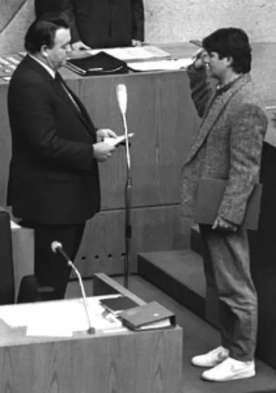 Wie-Joschka-Fischer-der-1985-in-Hessen-eine-Regierungskoalition-mit-der-SPD-eingeht-gehoert-Schily-zu-den-gruenen-Realos
