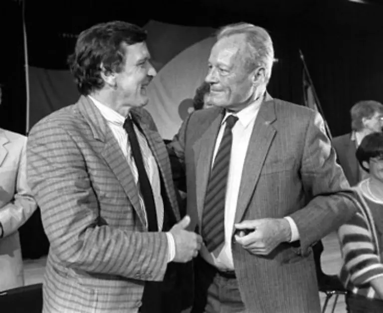 Schon-damals-wird-gemutmasst-Schily-bereite-seinen-Absprung-von-den-Gruenen-in-Richtung-SPD-vor-im-Bild-Der-damalige-SPD-Vorsitzende-Willy-Brandt-r-und-Schilys-spaeterer-Chef-Bundeskanzler-Gerhard-Schroeder