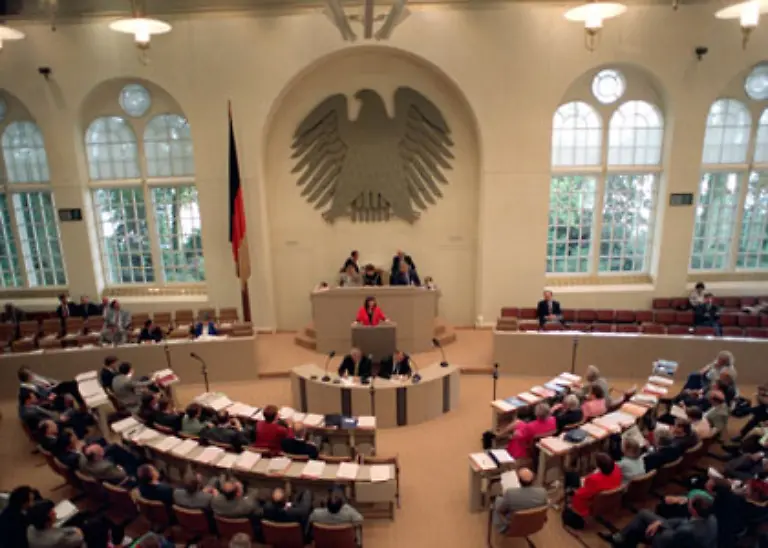 So-kommt-es-dass-Schily-im-Gegensatz-zu-den-West-Gruenen-auch-im-ersten-gesamtdeutschen-Bundestag-vertreten-ist-In-den-ersten-Jahren-als-SPD-Abgeordneter-tritt-er-im-Parlament-jedoch-nur-wenig-in-Erscheinung-Er-ist-der-Star-auf-der-Reservebank-so-die-SZ