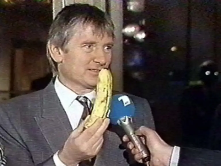 Am-Wahlabend-am-18-Maerz-1990-beweist-Schily-Humor-Auf-die-Frage-eines-Reporters-weshalb-die-SPD-so-schlecht-abgeschnitten-habe-zieht-er-eine-Banane-aus-der-Tasche-Foto-MDR