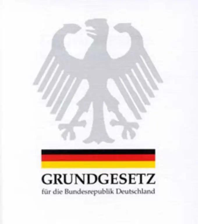 Die-Konsequenz-Schily-stimmt-im-Mai-1993-dem-so-genannten-Asyl-Kompromiss-zu-mit-dem-der-Artikel-16a-ins-Grundgesetz-eingefuegt-wird-Die-Zahl-der-Asylbewerber-geht-drastisch-zurueck-Schily-macht-sich-spaeter-fuer-weitere-Begrenzungen-des-Zuzugs-von-Auslaendern-stark