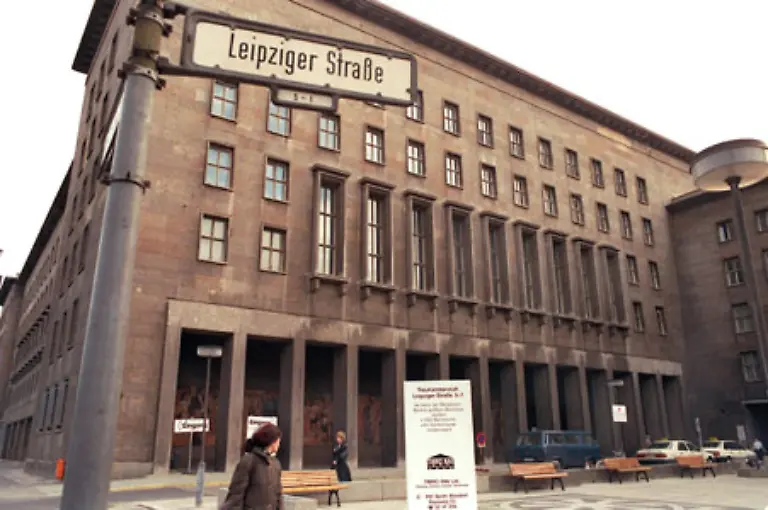Nach-den-langen-Jahren-auf-der-SPD-Hinterbank-bekommt-Schily-den-Vorsitz-des-Treuhand-Untersuchungsausschusses-1993-1994-uebertragen-Die-Ergebnisse-des-Ausschusses-der-die-zweifelhafte-Privatisierungspolitik-der-Treuhand-beleuchten-soll-sind-duerftig
