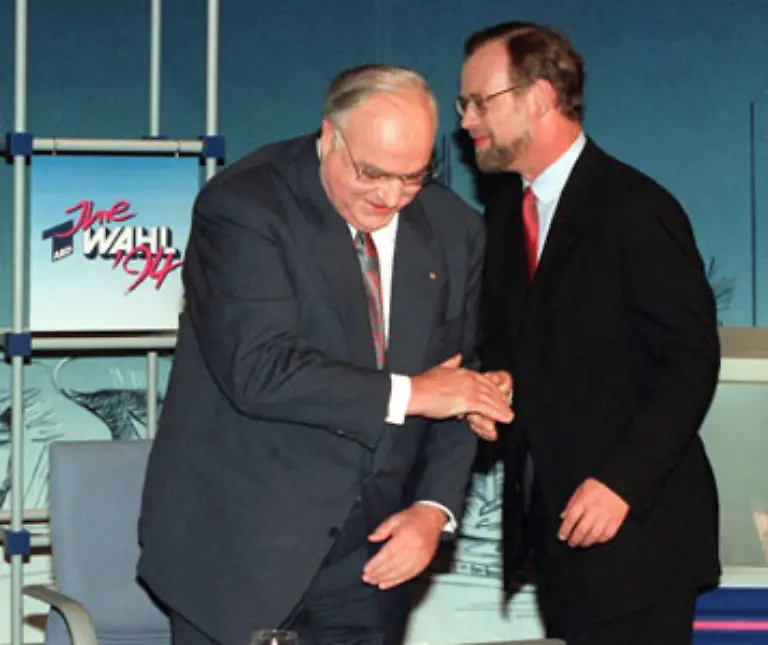 Die-Wahl-1994-geht-fuer-die-SPD-verloren-Doch-Schily-gewinnt-politischen-Einfluss-zurueck-Der-unterlegene-Kanzlerkandidat-der-Sozialdemokraten-Scharping-r-macht-ihn-zum-Vize-Fraktionschef-zustaendig-fuer-die-Koordination-der-Innen-und-Rechtspolitik