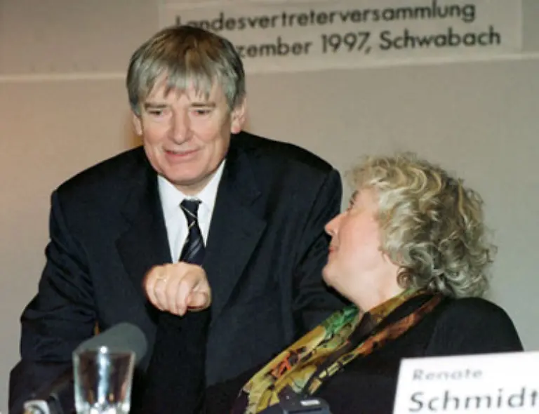 Noch-im-gleichen-Jahr-kommt-es-zur-Nagelprobe-fuer-Schilys-Verwandlung-vom-Liberalen-zum-Konservativen-Das-jedenfalls-meint-Stefan-Reinecke-in-seiner-Biografie-ueber-den-Politiker