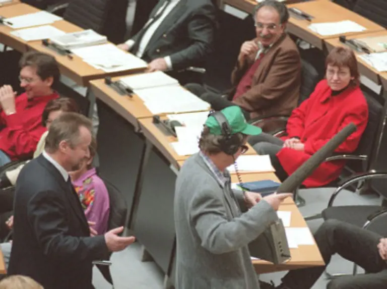 Und-wie-beim-Asyl-Kompromiss-spaltet-die-Debatte-ueber-das-erweiterte-Abhoeren-von-Wohnungen-die-politischen-Lager-Eher-scherzhaft-ist-die-Lauschattacke-des-gruenen-Abgeordneten-Wolfgang-Wieland-im-Berliner-Abgeordnetenhaus