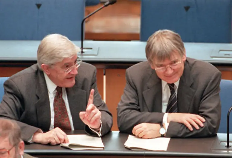 Es-gibt-Mahnungen-wie-die-des-FDP-Abgeordneten-Burkhard-Hirsch-l-Wer-Sicherheit-mit-Freiheit-erkaufen-will-wird-beides-verlieren-Schily-haelt-den-Eingriff-in-das-Grundrecht-zum-Schutz-von-Leben-und-Freiheit-fuer-geboten-Und-geht-dabei-weiter-als-es-der-SPD-lieb-ist