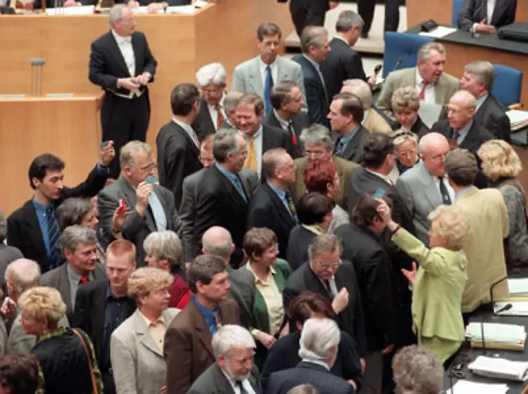 Am-Ende-mussten-ihn-die-Genossen-mit-der-geballten-Gewalt-von-Parteitagsbeschluessen-zu-einem-moderateren-Kurs-zwingen-schreibt-Die-Zeit-Im-Bundestag-wird-der-von-Schily-ausgehandelte-Kompromiss-letztlich-nur-mit-starken-Abstrichen-verabschiedet
