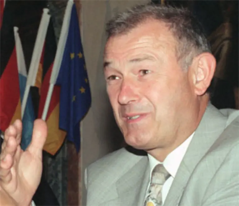Schilys-scheinbare-Verwandlung-setzt-sich-im-Bundestagswahlkampf-1998-fort-Der-bayerische-Innenminister-Guenther-Beckstein-im-Bild-lobt-ihn-Schily-ist-bei-mir-in-die-Lehre-gegangen-Die-taz-titelt-Schily-schiebt-die-SPD-nach-rechts-ab