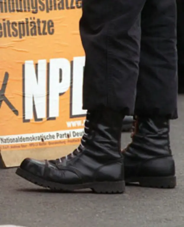 Ein-fuer-allemal-soll-sich-hingegen-das-Problem-der-NPD-erledigen-Ich-neige-eher-zur-Skepsis-antwortet-Schily-noch-im-August-2000-auf-die-Frage-ob-ein-Verbot-der-rechtsextremen-Partei-sinnvoll-sei-Wenig-spaeter-aendert-er-seine-Meinung