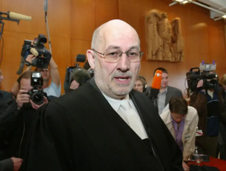 Das-NPD-Verbotsverfahren-birgt-einige-Brisanz-auch-fuer-Schily-persoenlich-Vor-dem-Bundesverfassungsgericht-wird-er-Horst-Mahler-wiedertreffen-der-vom-einstigen-Mandanten-Schilys-selbst-zum-Anwalt-und-vom-RAF-Angeklagten-zum-NPD-Verteidiger-mutiert-ist