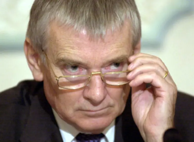 Die-Anschlaege-vom-11-September-2001-bedeuten-nicht-nur-aussenpolitisch-eine-Zaesur-sie-hinterlassen-auch-in-der-deutschen-Innenpolitik-tiefe-Spuren-Sicherheit-ist-die-Voraussetzung-fuer-Freiheit-zitiert-Schily-Wilhelm-von-Humboldt