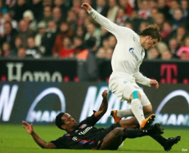 Ze-Roberto-unten-wurde-in-der-18-Minute-im-Strafraum-der-Gaeste-mit-gestrecktem-Bein-angesprungen
