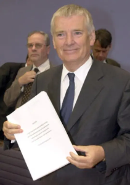 Entgegengesetzt-ergeht-es-Schily-beim-Zuwanderungsgesetz-dessen-Entwurf-er-am-3-August-2001-praesentiert-Zwar-wird-auch-bei-diesem-Gesetz-hart-mit-den-Gruenen-gerungen-doch-ist-es-der-Widerstand-der-Union-der-es-fuer-Jahre-auf-Eis-legen-soll