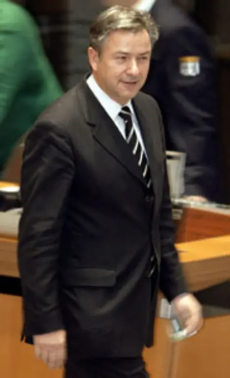 Eine-Abstimmung-ueber-das-Gesetz-im-Bundesrat-am-22-Maerz-2002-geraet-zum-Desaster-Bundesratspraesident-Wowereit-SPD-wertet-das-Votum-des-von-einer-grossen-Koalition-gefuehrten-Landes-Brandenburg