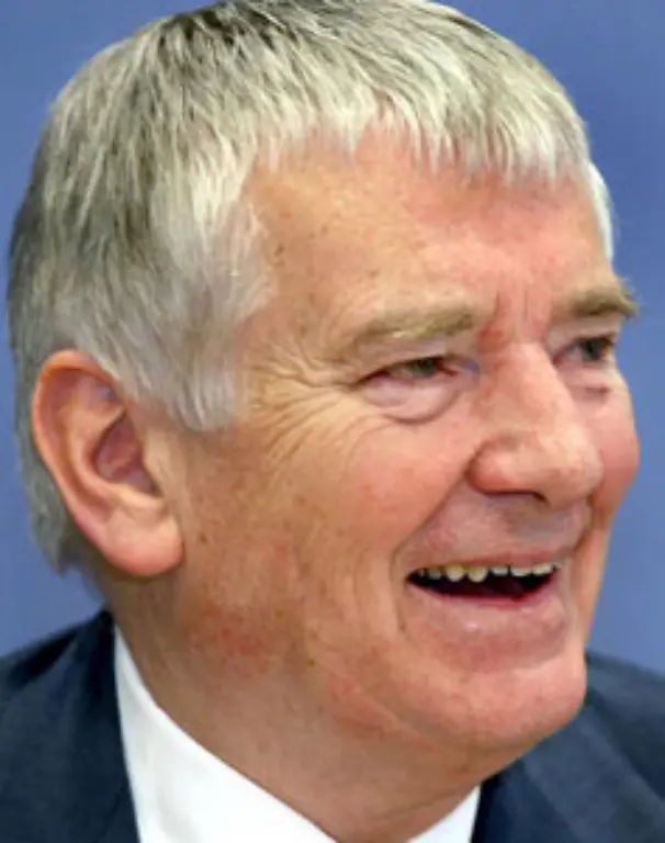 Doch-am-Ende-kann-Schily-wie-hier-bei-der-Vorstellung-des-neuen-Gesetzes-am-17-Juni-2004-lachen-Der-Kompromiss-mit-der-Union-gelingt-das-Gesetz-tritt-am-1-Januar-2005-in-Kraft