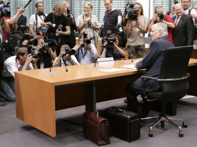 Gegen-Ende-seiner-Amtszeit-tauscht-Schily-noch-einmal-die-Rollen-Der-Anwalt-und-einstige-Untersuchungsausschuss-Vorsitzende-muss-im-Zuge-der-Visa-Affaere-selbst-in-den-Zeugenstand-Sein-fuenfstuendiges-Statement-geraet-so-schnell-sicher-nicht-in-Vergessenheit