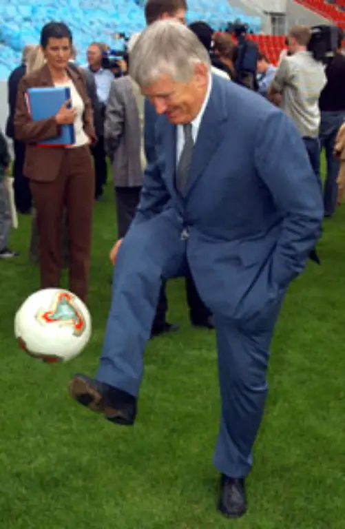 Ein-Wunsch-wird-fuer-den-passionierten-Fussball-Fan-und-das-Ehrenmitglied-von-Hertha-BSC-Berlin-nicht-in-Erfuellung-gehen-Als-Innen-und-Sportminister-die-Fussball-Weltmeisterschaft-2006-im-eigenen-Land-zu-begleiten