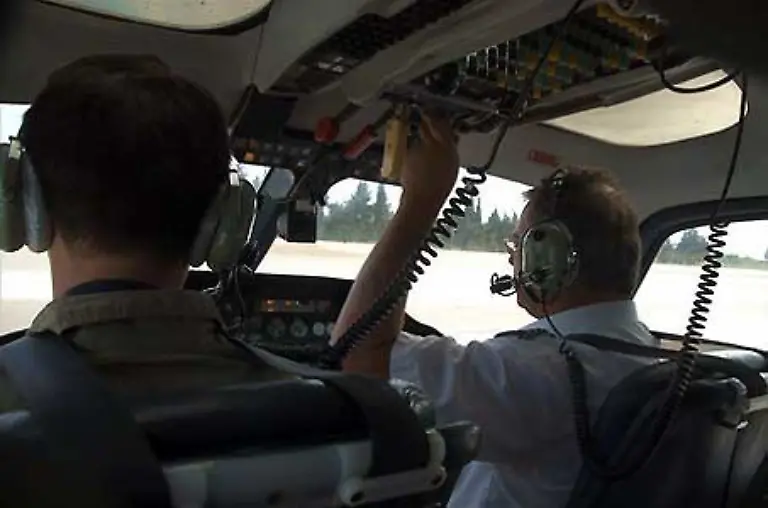 Sanft-wie-ein-Fahrstuhl-hebt-der-Hubschrauber-ab