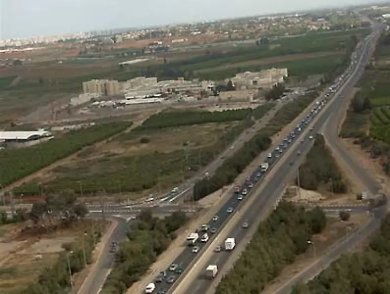 Mehrere-Autobahnen-und-eine-Eisenbahnlinie-verbinden-durch-diesen-Engpass-den-Norden-Israels-mit-dem-Sueden