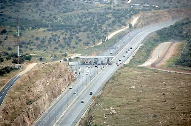 Eine-Sicherheitskontrolle-mitten-auf-der-Autobahn-443-die-nur-von-Israelis-benutzt-werden-darf