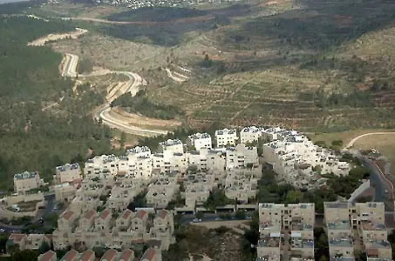 Grenznahe-Ortschaften-im-schmalen-Korridor-nach-Jerusalem-werden-durch-den-Sicherheitszaun-vor-Ueberfaellen-geschuetzt