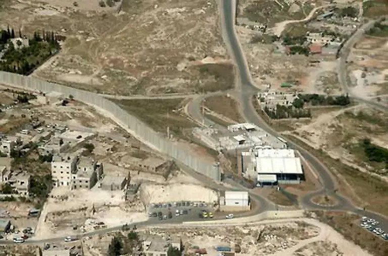 Wo-die-Mauer-oestlich-von-Jerusalem-endet-wurde-schon-fuer-die-Zukunft-ein-grosser-Grenzuebergang-gebaut