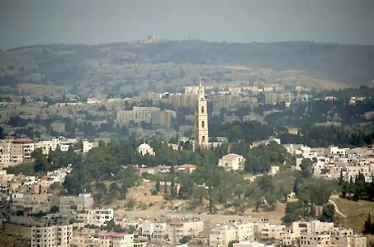 Der-etwas-schief-stehende-Turm-der-russisch-orthodoxen-Himmelfahrtskirche-auf-dem-Oelberg