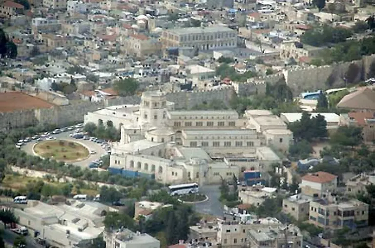 Ein-Blick-auf-den-muslimischen-Friedhof-das-Goldene-Tor-den-Felsendom-und-rechts-in-der-Ferne-der-Zionsberg-mit-der-deutschen-Dormitio-Abtei