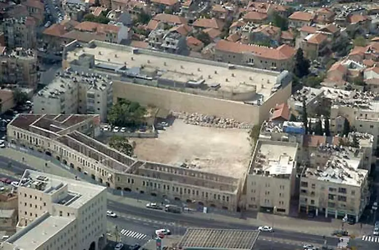 Nahe-dem-Gemuesemarkt-Machane-Jehuda-werden-alte-Gebaeude-ausgehoehlt-Nur-die-Fassade-bleibt-erhalten-vor-einer-Modernisierung