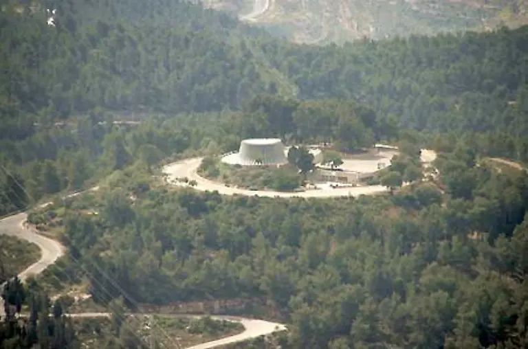 Das-Kennedy-Denkmal-in-den-Judaeischen-Bergen