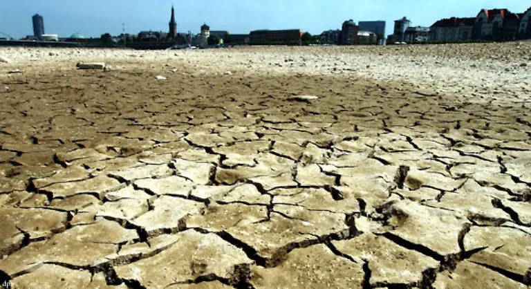 Nach-Angaben-des-Umweltbundesamtes-ist-die-Temperatur-in-den-vergangenen-100-Jahren-in-Deutschland-um-0-8-Grad-gestiegen-und-auch-fuer-die-Zukunft-sagen-Klimaforscher-mehr-heisse-Sommer-und-nasse-Winter-voraus