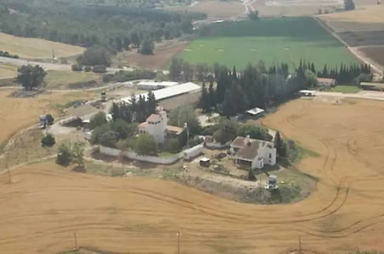 Ariel-Scharons-Privatfarm-deren-Landeplatz-wir-benutzen-um-mit-einer-Limousine-auf-vier-Raedern-nach-Sderot-zu-fahren