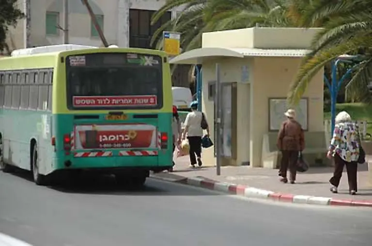 In-der-staendig-mit-Kassamraketen-beschossenen-Grenzstadt-Sderot-wurden-die-Bushaltestellen