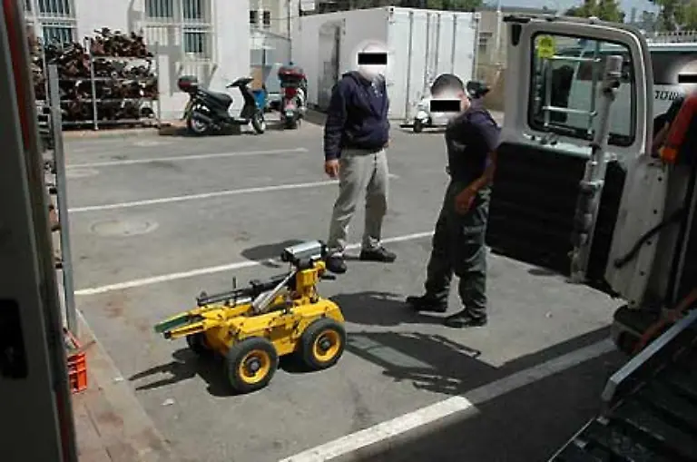 Mit-einem-solchen-Roboter-ziehen-israelische-Feuerwerker-die-frisch-eingeschlagenen-Raketen-aus-der-Erde-Auf-Weisung-der-Zensur-mussten-die-Gesichter-unkenntlich-gemacht-werden